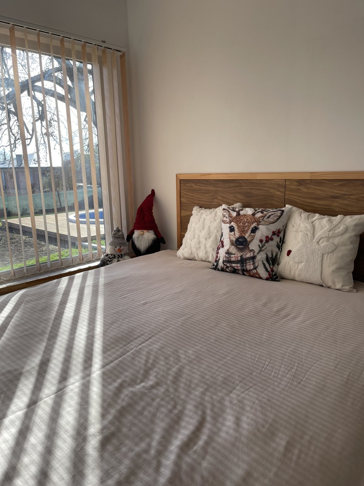 Спалня с декоративни възглавници