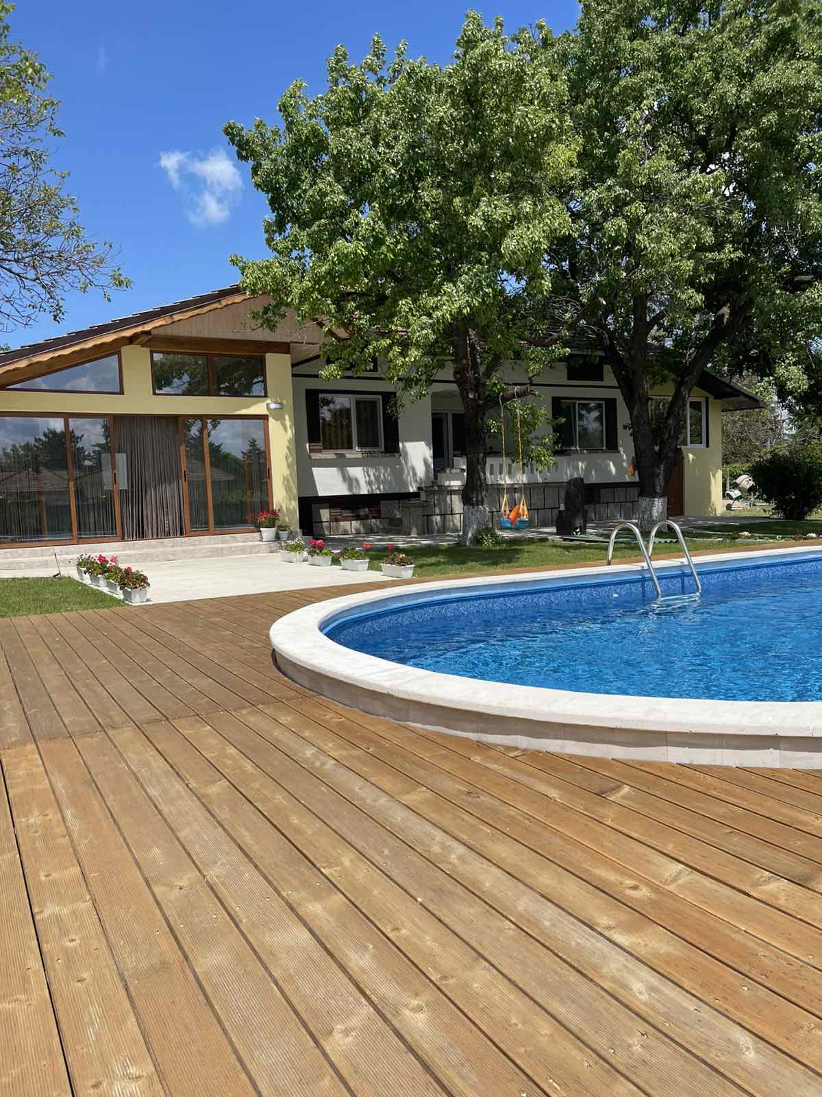 Къща за гости с басейн – летен изглед