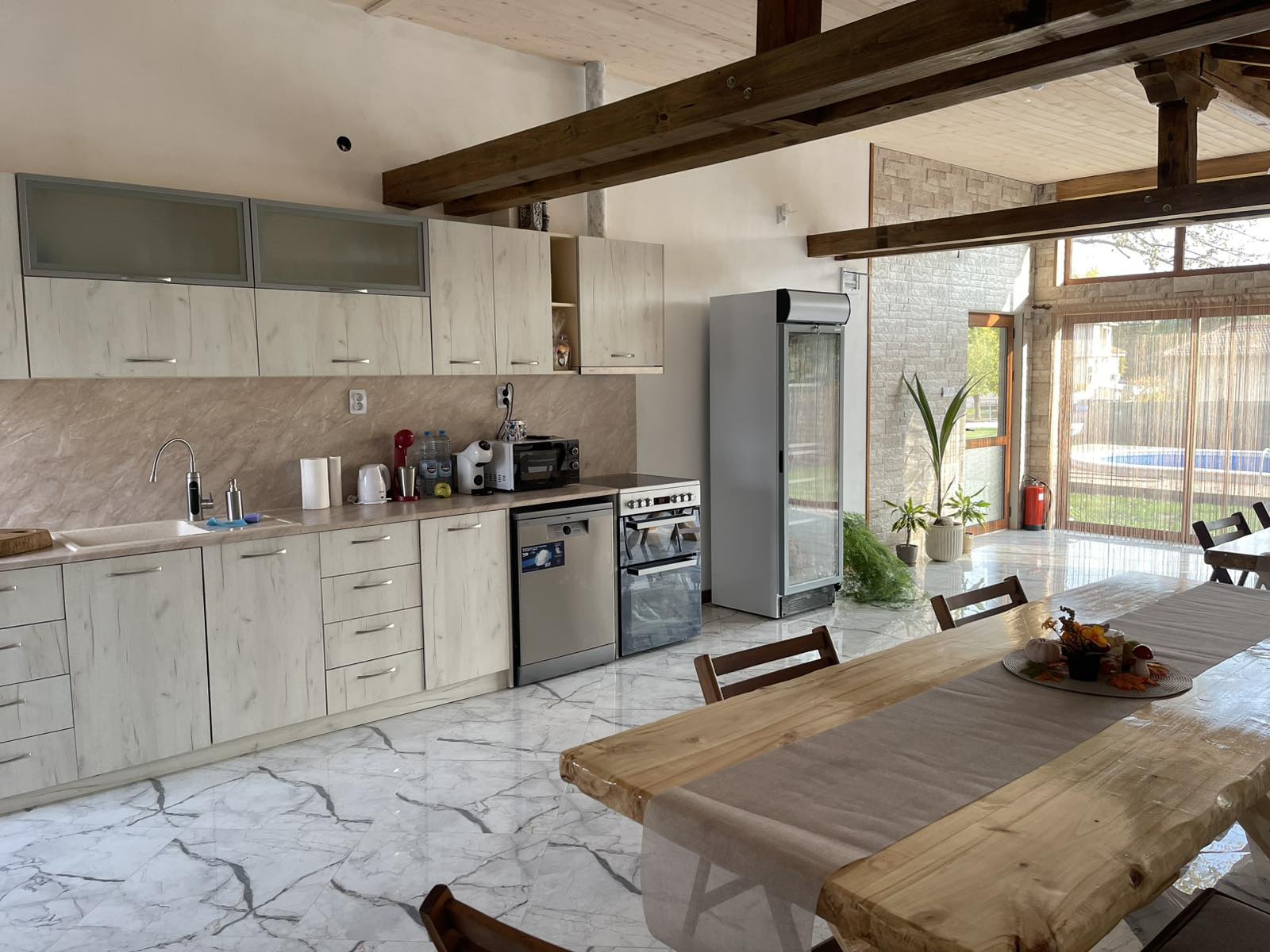 Градина с шезлонги и зеленина