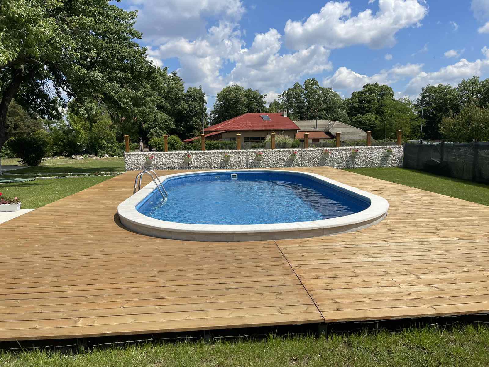 Басейн с дървена палуба