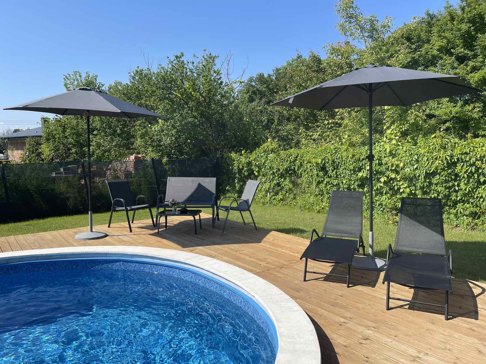 Басейн с шезлонги и чадъри в Сребърски рай