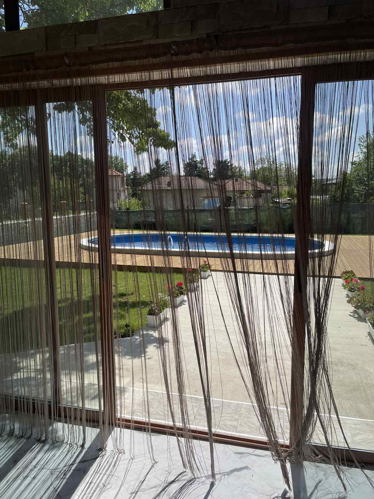 Изглед от вътрешността към двора