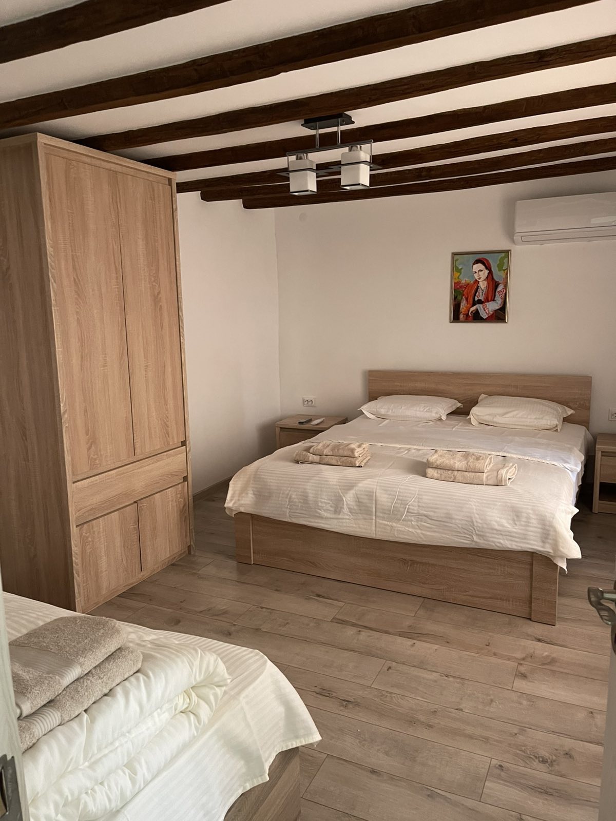 Спалня с декорация и картина