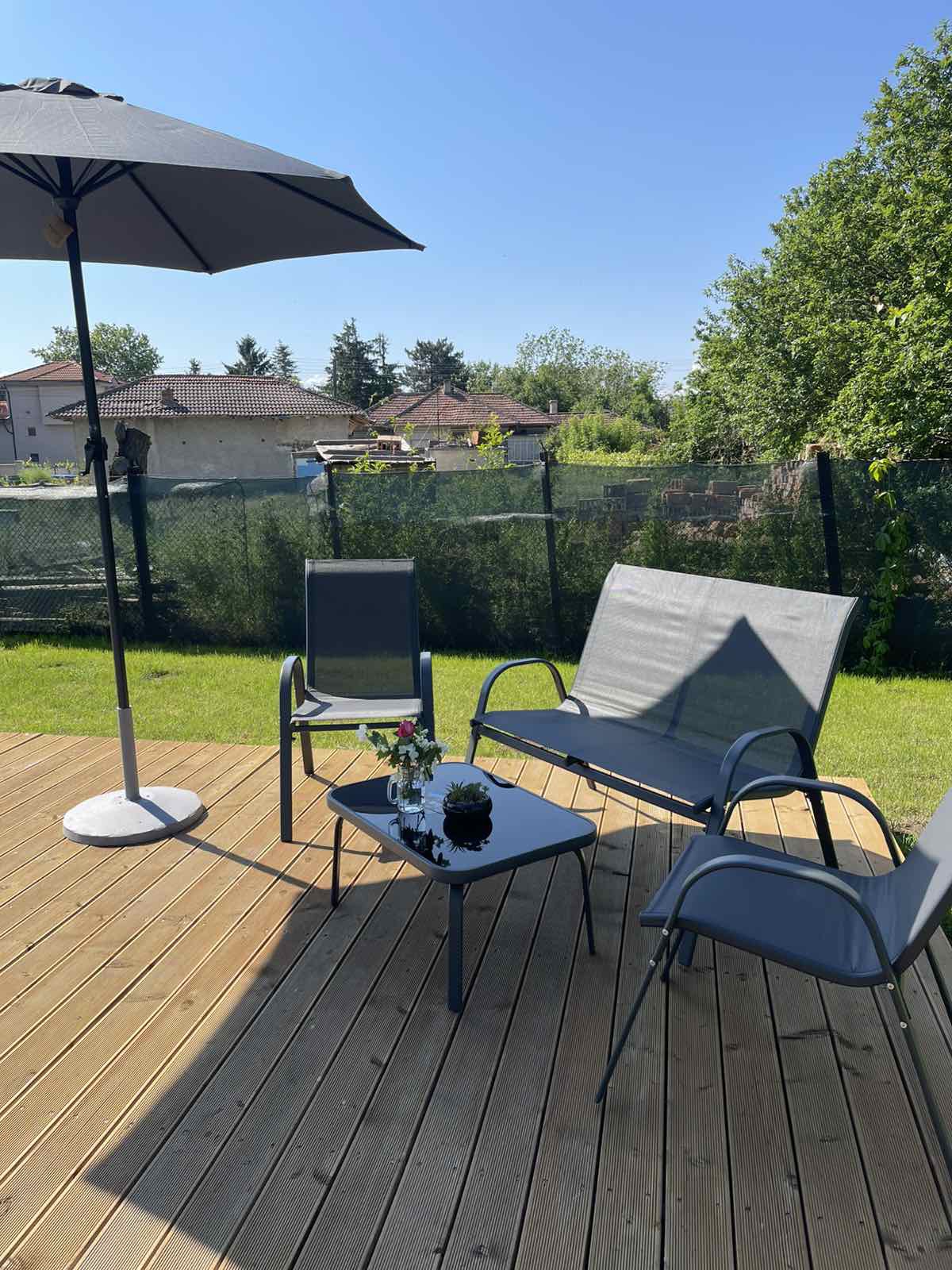 Басейн с отражение в слънчев ден