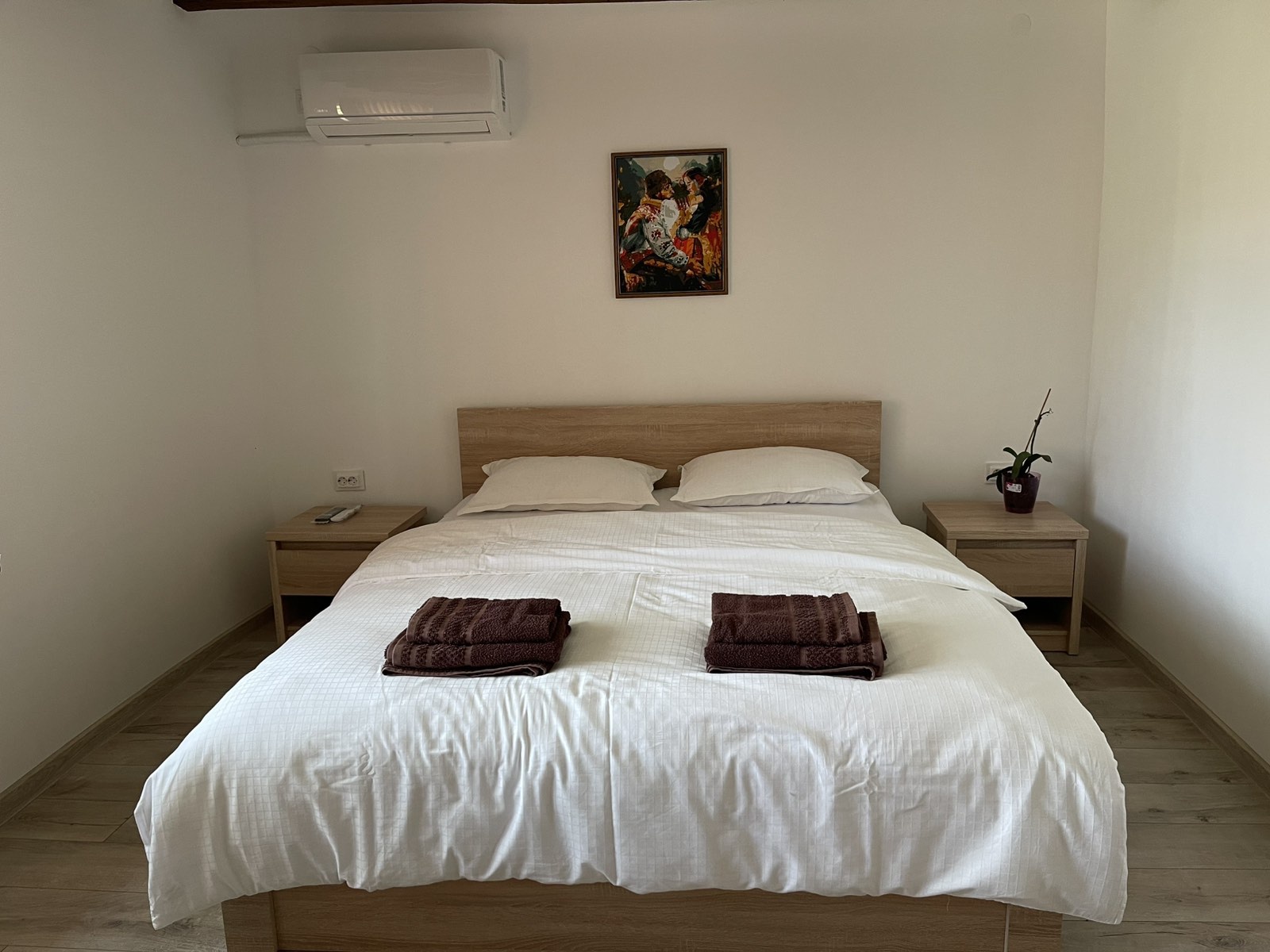 Спалня с дървена табла