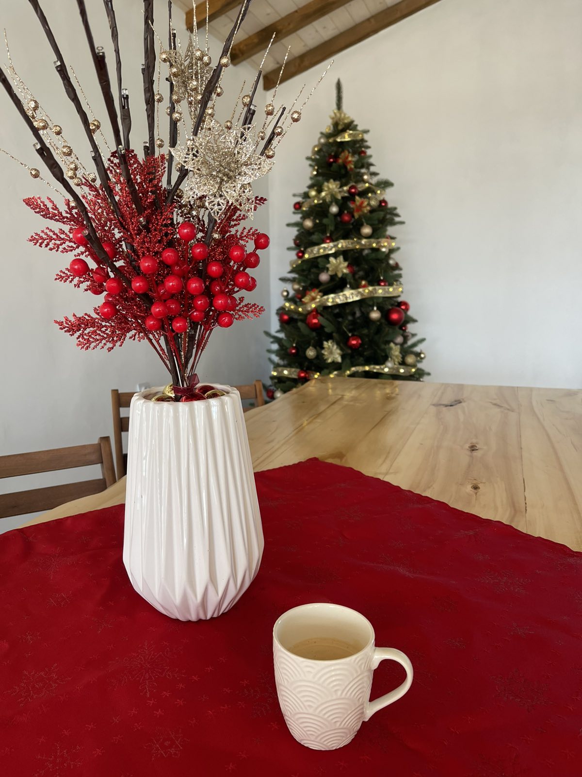 Спалня с естествена светлина и перде