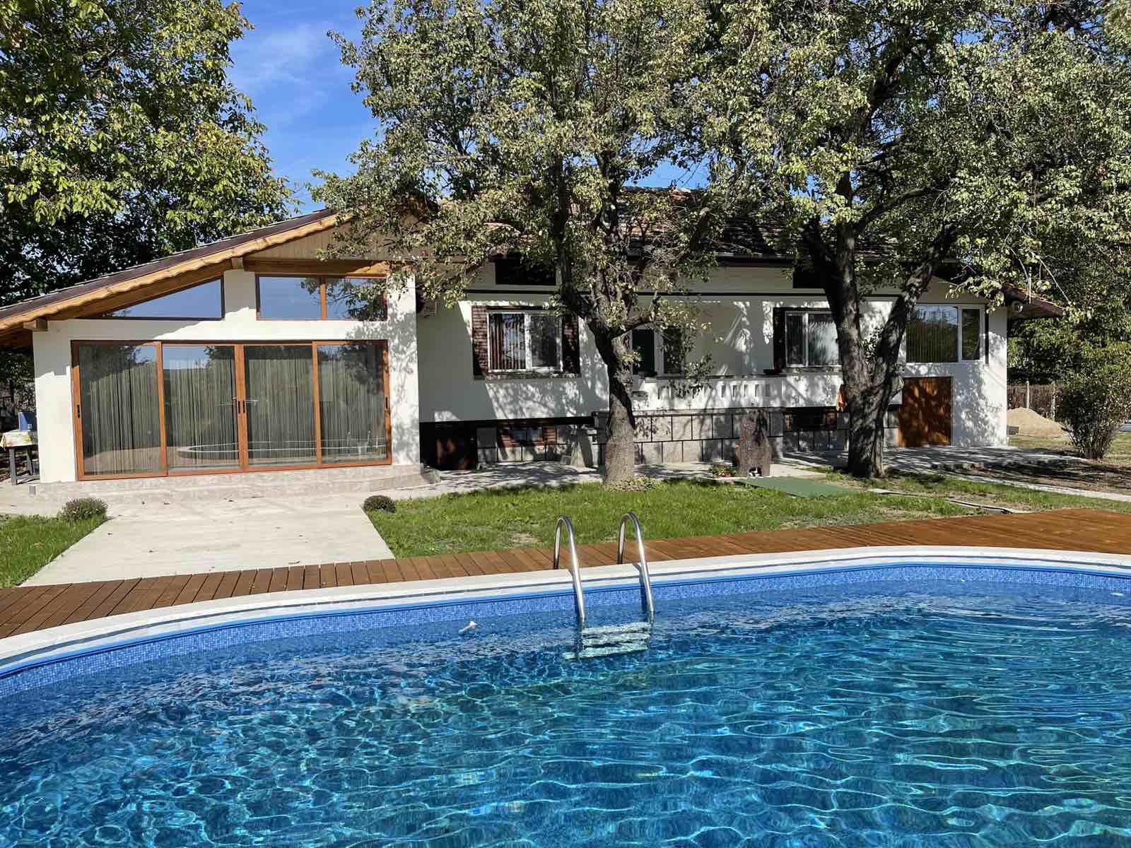 Фасада на вилата с двор и басейн