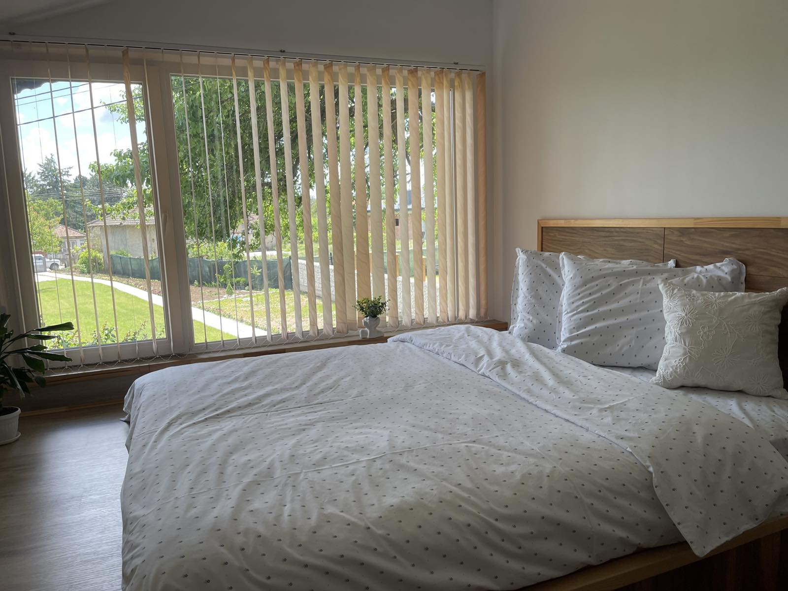 Просторна спалня с панорамен прозорец