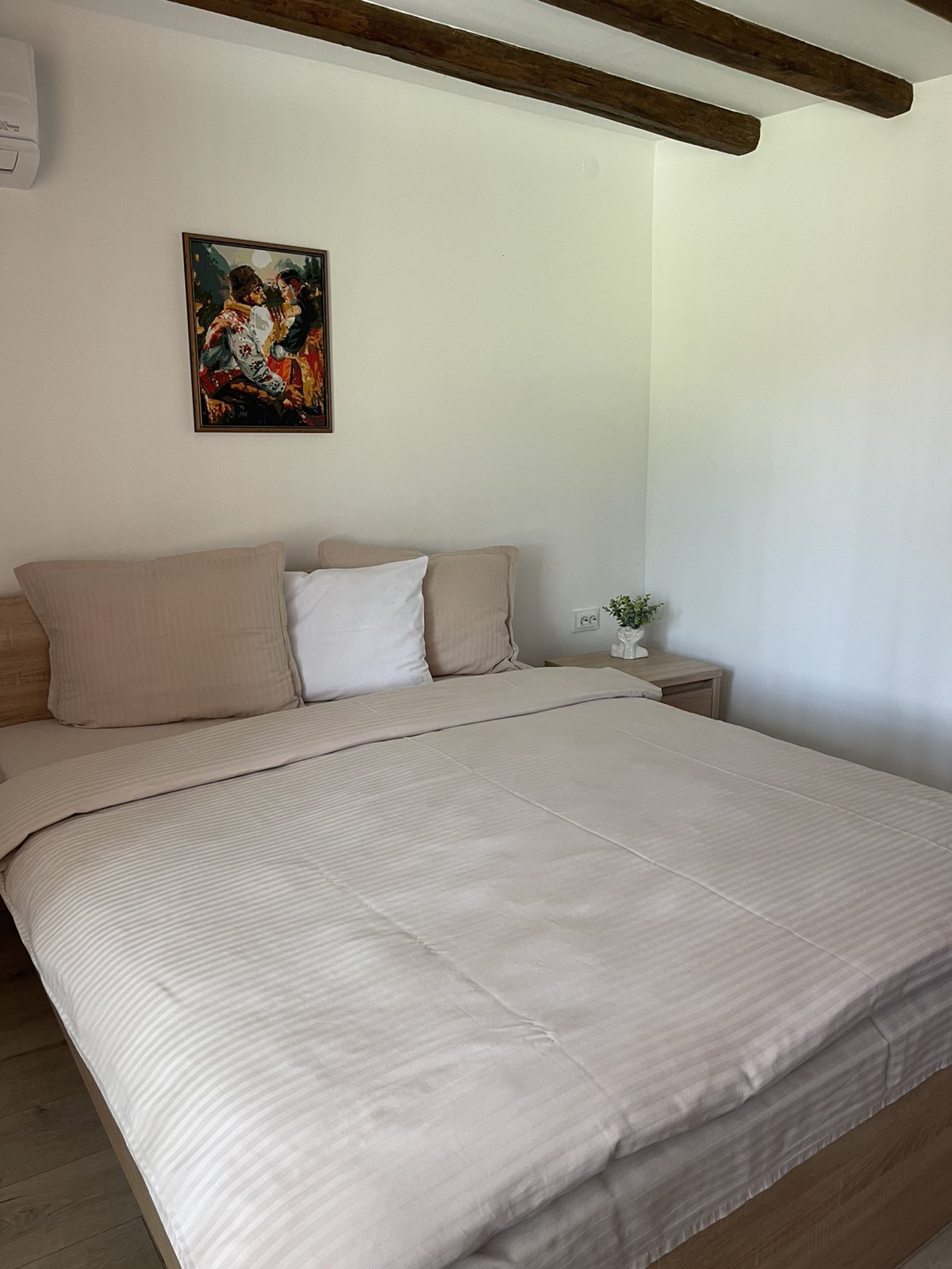 Уютна спалня с картина на стената