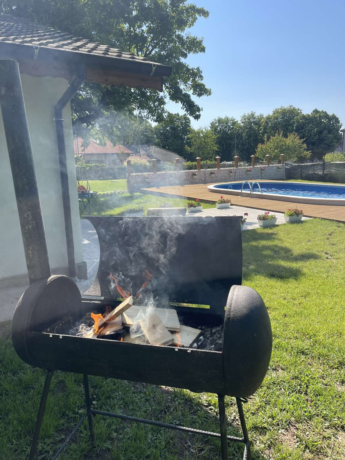 Барбекю на открито в двора