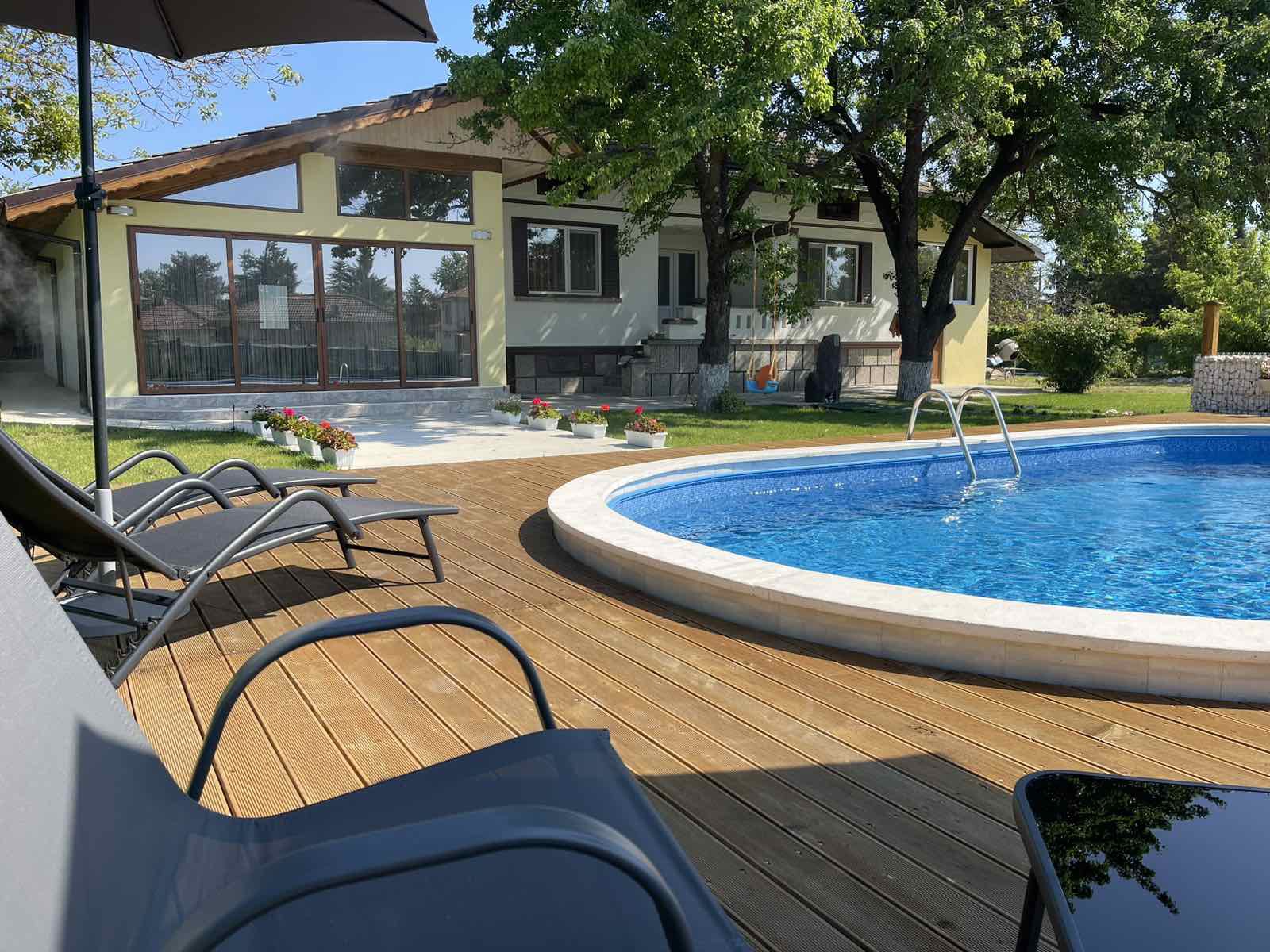 Зона за отдих край басейна