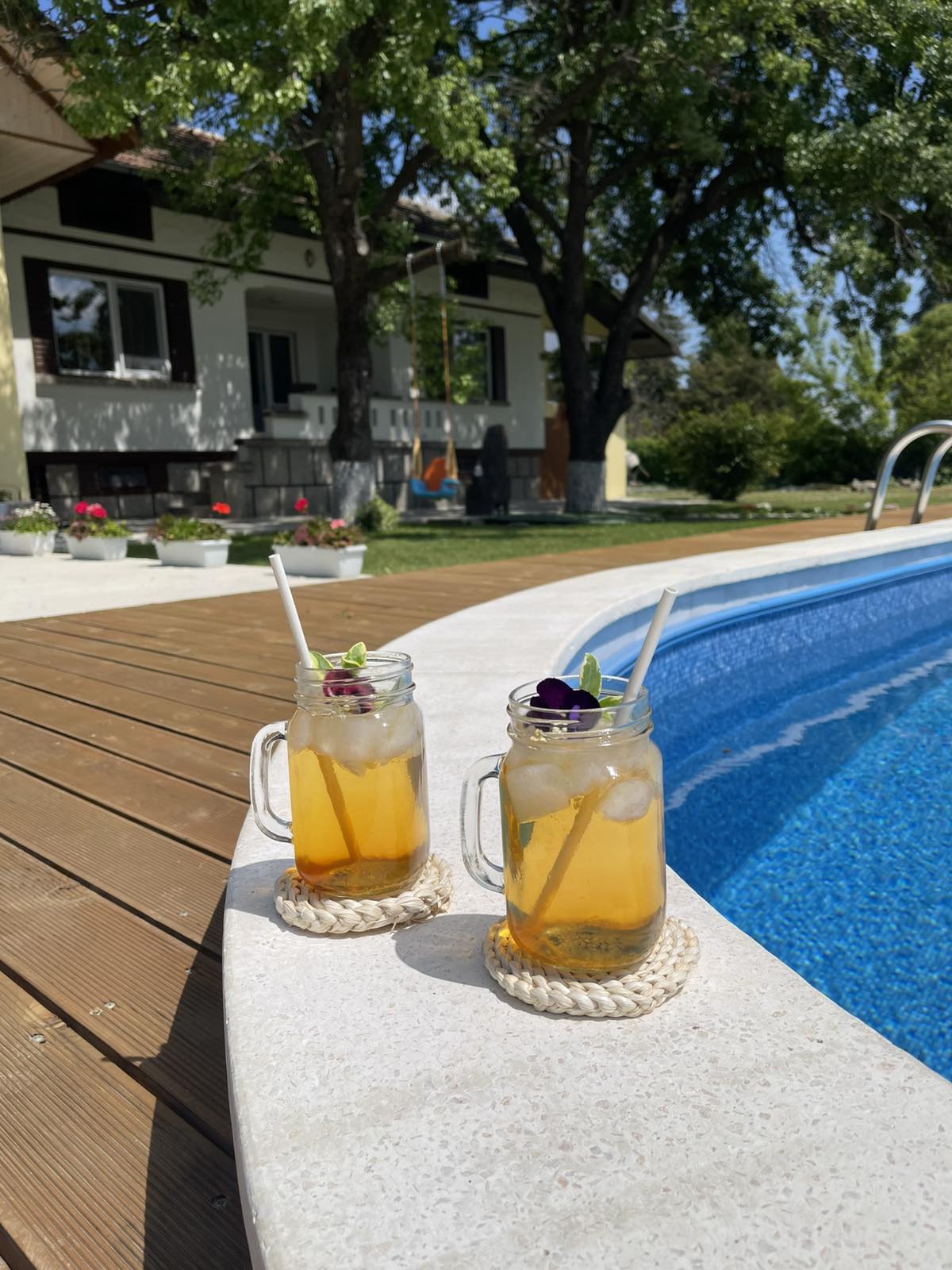 Тераса с напитки край басейна