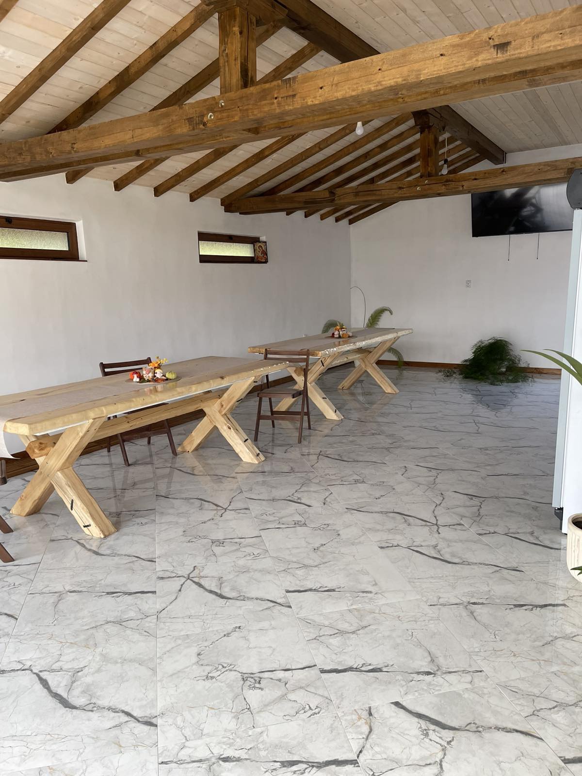 Зала за хранене с дървени маси