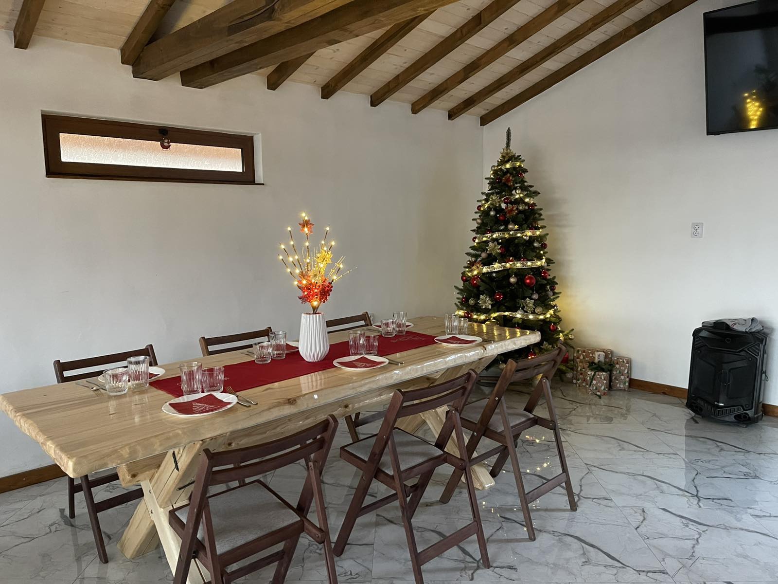 Просторна дневна с трапезария