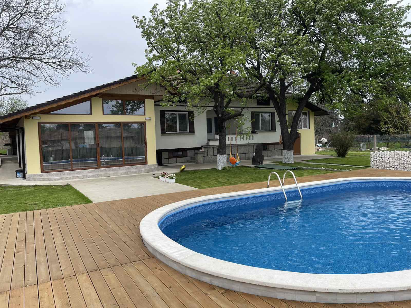 Двор с тераса и басейн