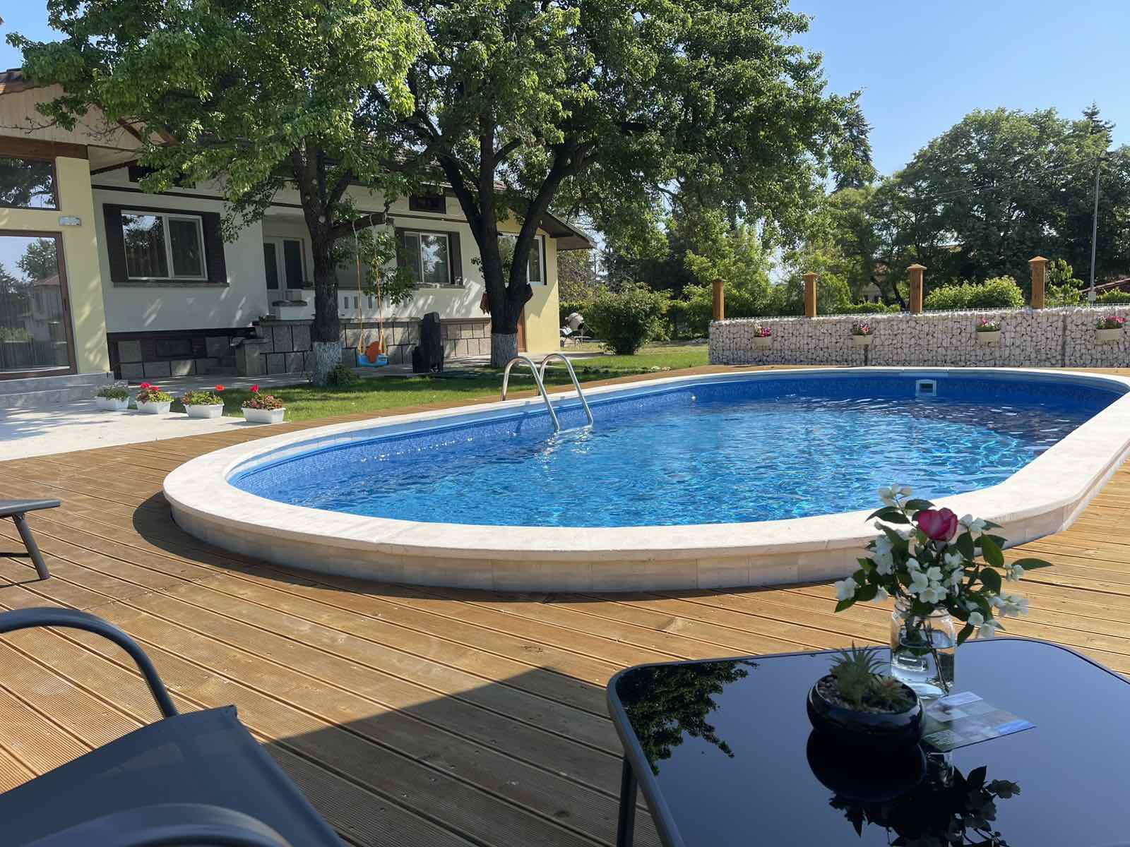 Панорама на къщата и басейна