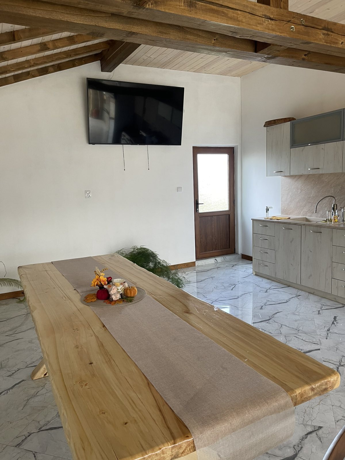 Кухня с телевизия и бар